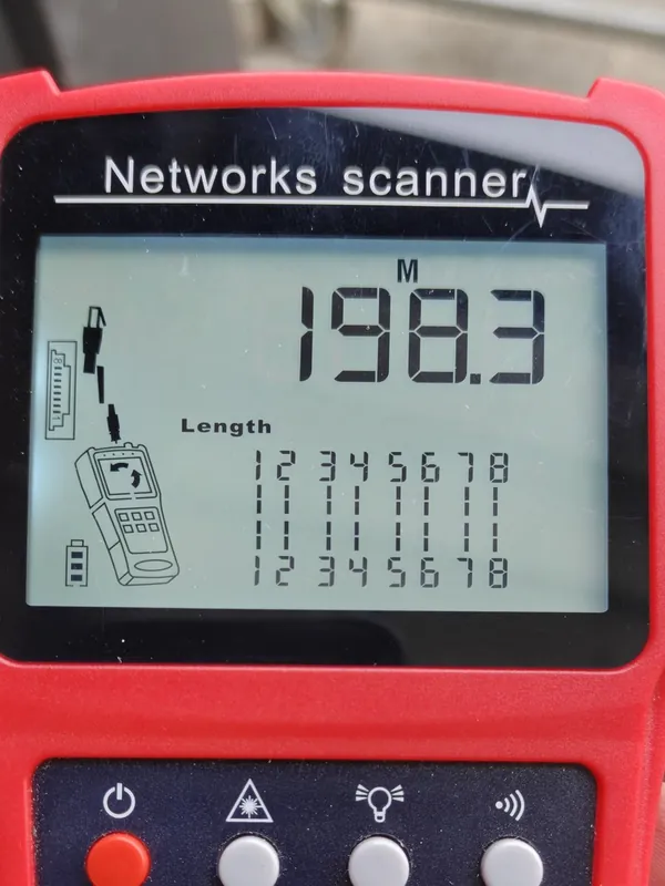 Kabeltester met op het scherm een gemeten kabellengte van 198,3 meter
